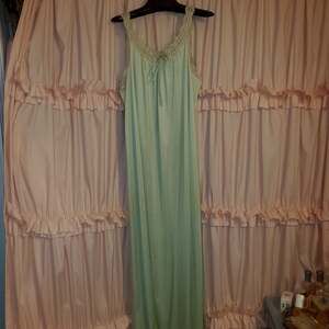 Vintage 1970s Vanity Fair Ercu Lace&Tricot Maxi Nigtgown Sz M